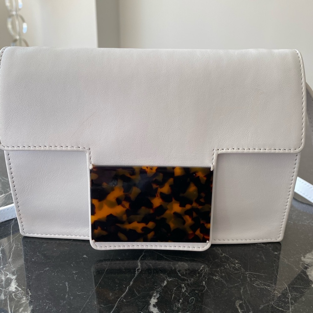 Elegant White Crossbody Bag with Tortoise Shell Accent